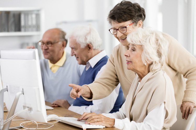 Someren Glen Senior Living Community in Centennial, CO - someren glen senior woman working on a desktop computer