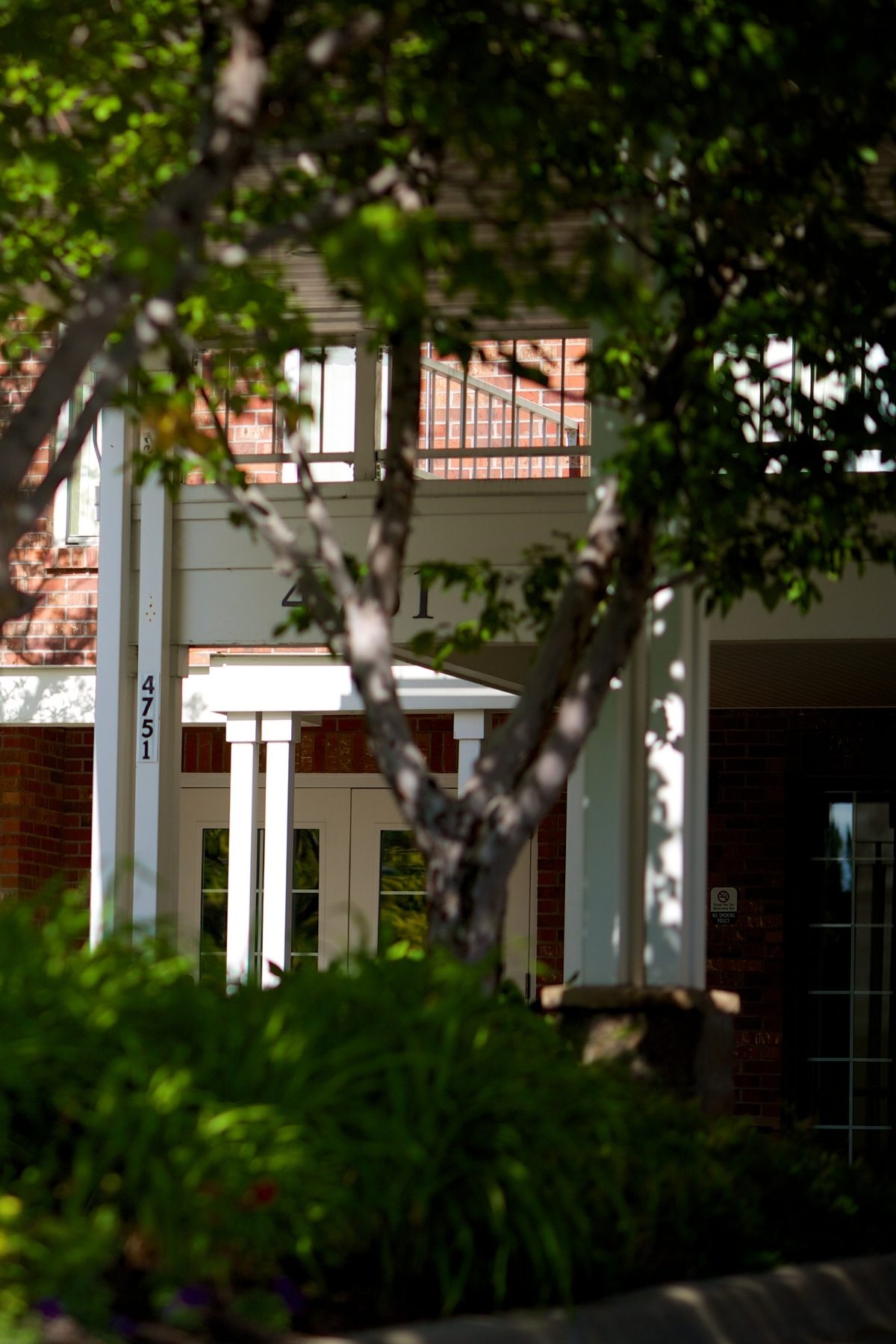 Someren Glen Senior Living Community in Centennial, CO - someren glen exterior with bird house feeder portrait