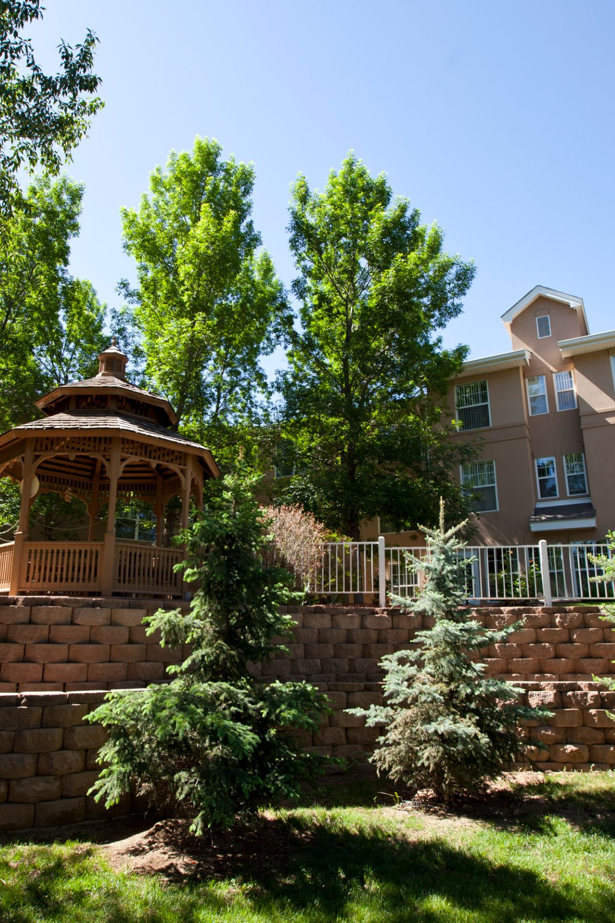 Someren Glen Senior Living Community in Centennial, CO - someren glen courtyard gazebo portrait