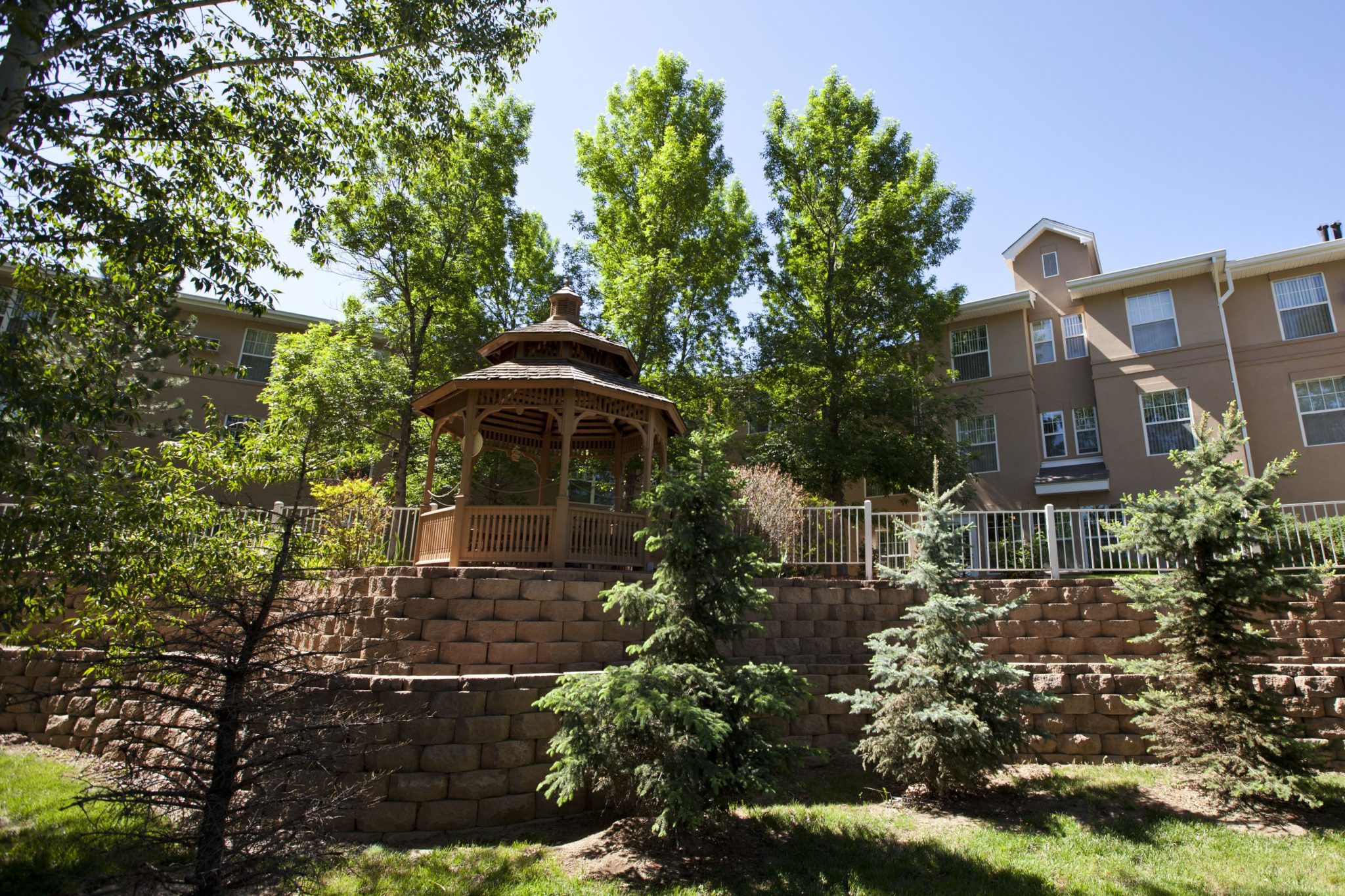 Someren Glen Senior Living Community in Centennial, CO - someren glen courtyard and gazebo largelandscape