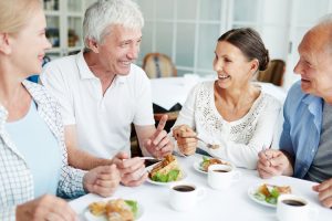 Someren Glen Senior Living Community in Centennial, CO - seniors eating together