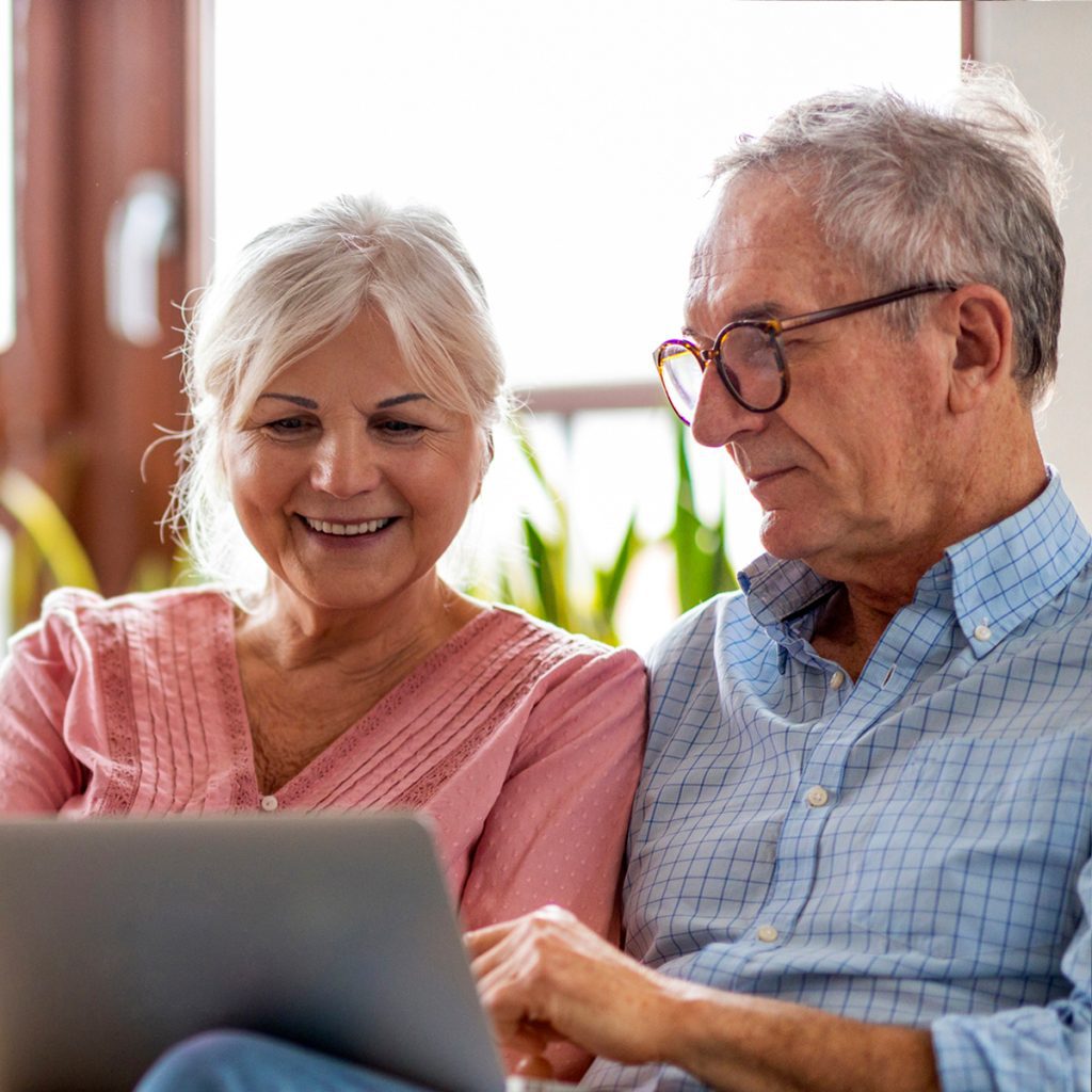 Someren Glen Senior Living Community in Centennial, CO - someren glen older couple on laptop computer