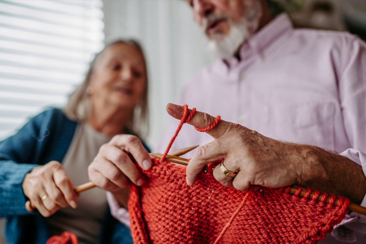 someren glen senior woman teaching senior man to knit Someren Glen Senior Living Community in Centennial, CO - someren glen senior woman teaching senior man to knit