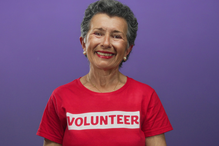 someren glen senior woman wearing volunteer tshirt Someren Glen Senior Living Community in Centennial, CO - someren glen senior woman wearing volunteer tshirt