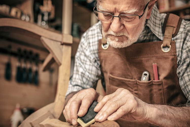 someren glen senior man working on woodshop project Someren Glen Senior Living Community in Centennial, CO - someren glen senior man working on woodshop project
